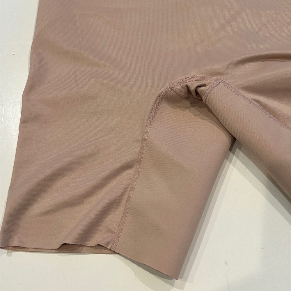 Chantelle High Waist Shaping Short Size - Picture 2 of 3